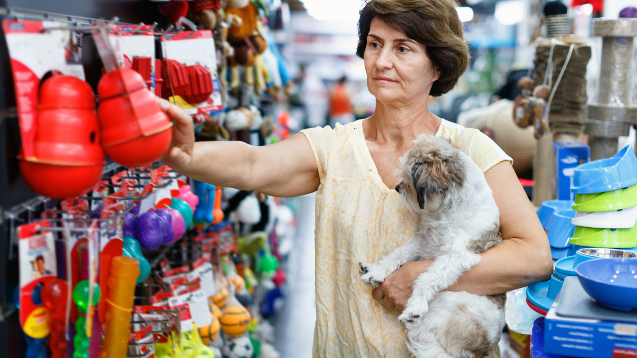 Eine Dame kauft nachhaltiges Spielzeug für ihren Hund.